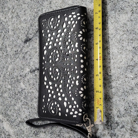 Black and White Lace Design Wristlet Wallet - Picture 6 of 8